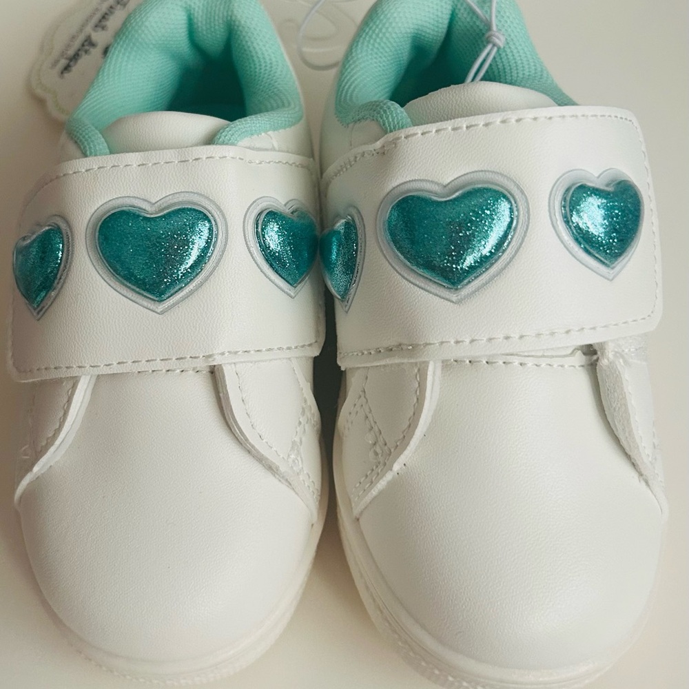 New First Steps by Stroping Stones size 6 White with Teal Hearts